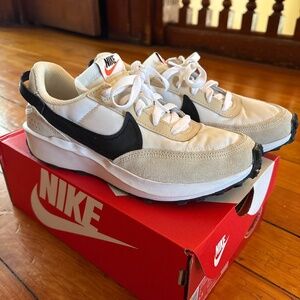 Women’s Nike Waffle Debut